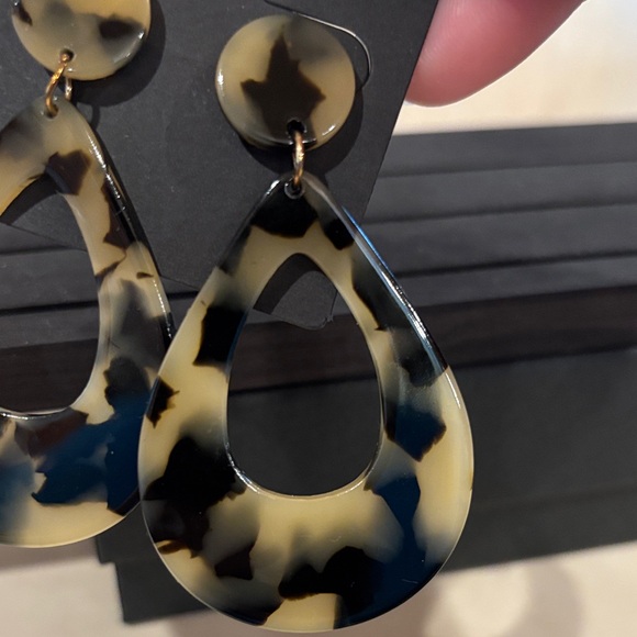 Acrylic Tortoise Shell Teardrop Earrings. Excellent Used and Clean Condition. - Picture 3 of 10